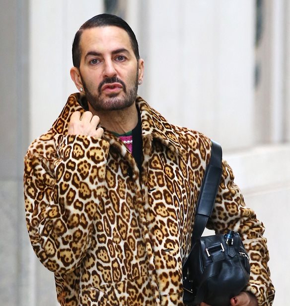 Marc Jacobs | &#x3A0;&#x3AE;&#x3B3;&#x3B5; &#x3BD;&#x3B1; &#x3B5;&#x3BC;&#x3B2;&#x3BF;&#x3BB;&#x3B9;&#x3B1;&#x3C3;&#x3C4;&#x3B5;&#x3AF; &#x3C6;&#x3BF;&#x3C1;&#x3CE;&#x3BD;&#x3C4;&#x3B1;&#x3C2; &#x3C4;&#x3BF; &#x3C0;&#x3B9;&#x3BF; &#x3B5;&#x3BA;&#x3BA;&#x3B5;&#x3BD;&#x3C4;&#x3C1;&#x3B9;&#x3BA;&#x3CC; outfit