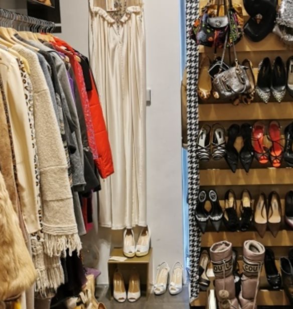 Μέσα στο στιλάτο "θησαυροφυλάκιο" του Second Hand Lux στη Χάρητος, στο Κολωνάκι