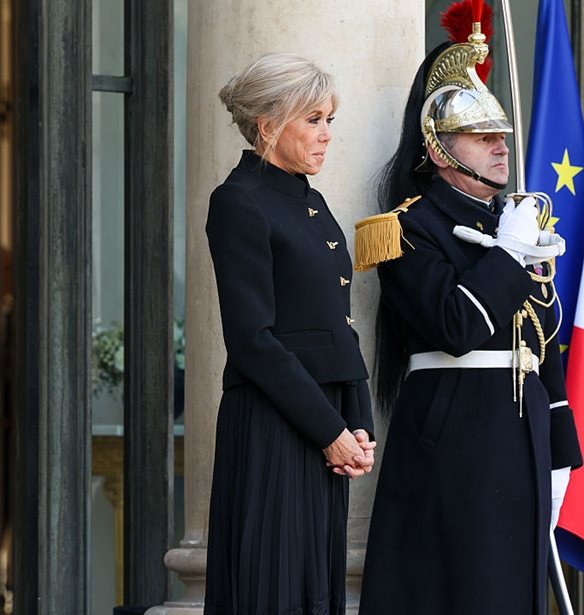Η Brigitte Macron με στρατιωτικής έμπνευσης εμφάνιση στην υποδοχή του βασιλιά Felipe