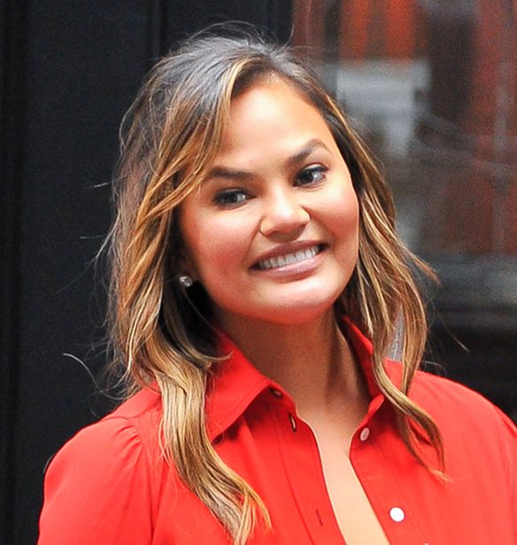 Chrissy Teigen | &#x3A3;&#x3AF;&#x3B3;&#x3BF;&#x3C5;&#x3C1;&#x3B1; &#x3C3;&#x3B5; &#x3B5;&#x3BD;&#x3B4;&#x3B9;&#x3B1;&#x3C6;&#x3AD;&#x3C1;&#x3B5;&#x3B9; &#x3BD;&#x3B1; &#x3B4;&#x3B5;&#x3B9;&#x3C2; &#x3C0;&#x3CE;&#x3C2; &#x3C6;&#x3CC;&#x3C1;&#x3B5;&#x3C3;&#x3B5; &#x3C4;&#x3BF; &#x3BC;&#x3B9;&#x3BA;&#x3C1;&#x3CC; &#x3BC;&#x3B1;&#x3CD;&#x3C1;&#x3BF; &#x3C6;&#x3CC;&#x3C1;&#x3B5;&#x3BC;&#x3B1;