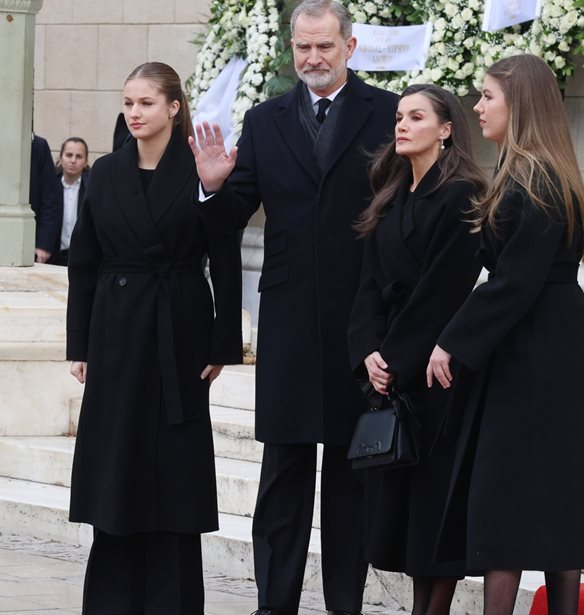 Η βασίλισσα Letizia με τις κόρες της στην κηδεία της Ειρήνης στην Αθήνα | Οι εμφανίσεις τους