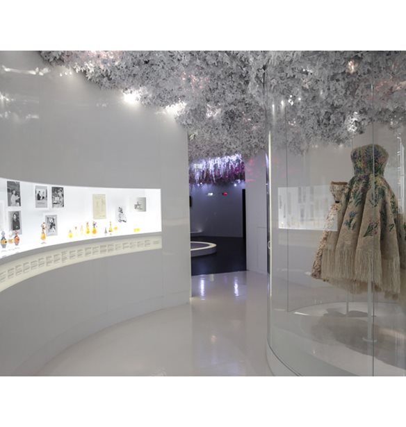 &quot;Christian Dior, Designer Of Dreams&quot; &#x397; &#x3B1;&#x3BD;&#x3B1;&#x3B4;&#x3C1;&#x3BF;&#x3BC;&#x3B9;&#x3BA;&#x3AE; &#x3AD;&#x3BA;&#x3B8;&#x3B5;&#x3C3;&#x3B7; &#x3B3;&#x3B9;&#x3B1; &#x3C4;&#x3BF;&#x3BD; &#x3B8;&#x3C1;&#x3C5;&#x3BB;&#x3B9;&#x3BA;&#x3CC; &#x3BF;&#x3AF;&#x3BA;&#x3BF;