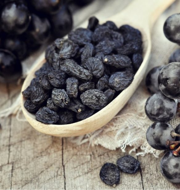 Μαύρη κορινθιακή σταφίδα: Δες τα οφέλη της και γιατί πρέπει να την εντάξεις στη διατροφή σου