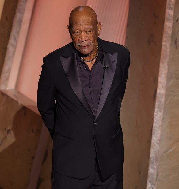 Oscars 2025 | &#x393;&#x3B9;&#x3B1;&#x3C4;&#x3AF; &#x3BF; Morgan Freeman &#x3C6;&#x3BF;&#x3C1;&#x3BF;&#x3CD;&#x3C3;&#x3B5; &#x3B3;&#x3AC;&#x3BD;&#x3C4;&#x3B9; &#x3C3;&#x3C4;&#x3BF; &#x3B1;&#x3C1;&#x3B9;&#x3C3;&#x3C4;&#x3B5;&#x3C1;&#x3CC; &#x3C4;&#x3BF;&#x3C5; &#x3C7;&#x3AD;&#x3C1;&#x3B9;