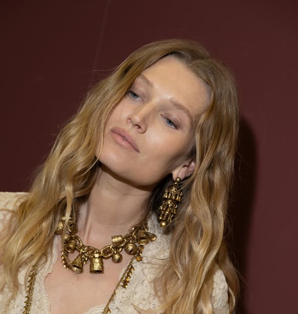 Το κορυφαίο κούρεμα της φετινής άνοιξης κολακεύει απόλυτα τις γυναίκες με λεπτά μαλλιά