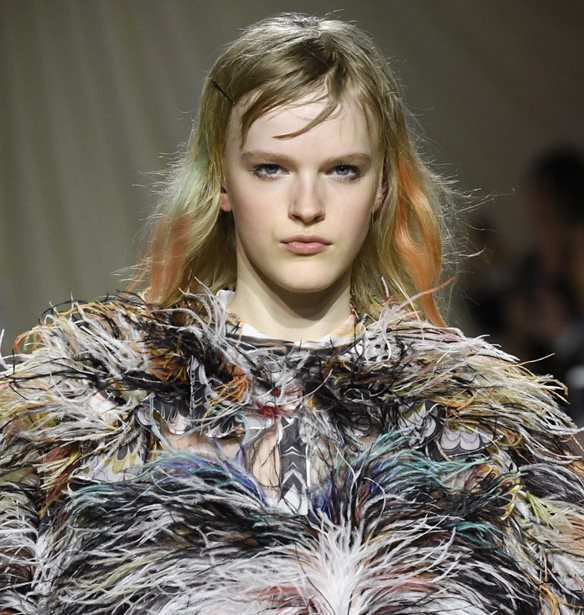 &#x3A4;&#x3B1; &#x3BC;&#x3B1;&#x3BB;&#x3BB;&#x3B9;&#x3AC; &#x3C3;&#x3C4;&#x3BF; show &#x3C4;&#x3B7;&#x3C2; Mary Katrantzou &#x3BB;&#x3AD;&#x3B3;&#x3BF;&#x3BD;&#x3C4;&#x3B1;&#x3B9; Color Cloud &#x3BA;&#x3B1;&#x3B9; &#x3BC;&#x3CC;&#x3BB;&#x3B9;&#x3C2; &#x3C3;&#x3BF;&#x3C5; &#x3AD;&#x3BB;&#x3C5;&#x3C3;&#x3B1;&#x3BD; &#x3C4;&#x3BF; &#x3BC;&#x3B5;&#x3B3;&#x3B1;&#x3BB;&#x3CD;&#x3C4;&#x3B5;&#x3C1;&#x3CC; &#x3C3;&#x3BF;&#x3C5; &#x3C0;&#x3C1;&#x3CC;&#x3B2;&#x3BB;&#x3B7;&#x3BC;&#x3B1;