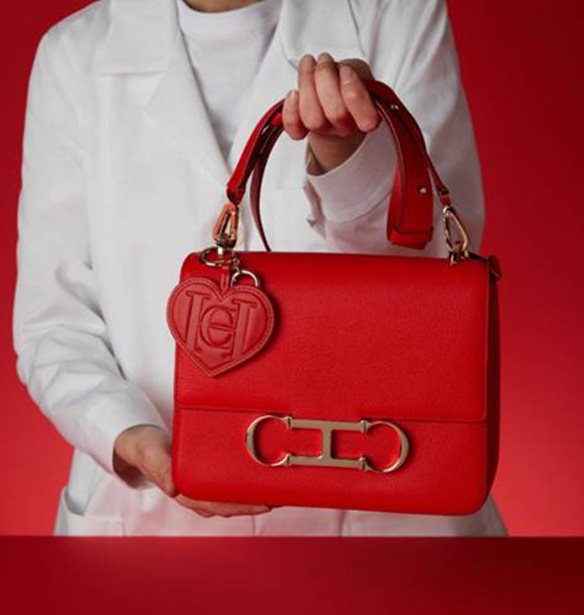 Carolina Herrera | &#x398;&#x3B1; &#x3B4;&#x3C9;&#x3C1;&#x3AF;&#x3C3;&#x3B5;&#x3B9; 7 &#x3B5;&#x3BA;. &#x3B4;&#x3BF;&#x3BB;&#x3AC;&#x3C1;&#x3B9;&#x3B1; &#x3B3;&#x3B9;&#x3B1; &#x3C4;&#x3B7;&#x3BD; &#x3BA;&#x3B1;&#x3C4;&#x3B1;&#x3C0;&#x3BF;&#x3BB;&#x3AD;&#x3BC;&#x3B7;&#x3C3;&#x3B7; &#x3C4;&#x3BF;&#x3C5; COVID-19