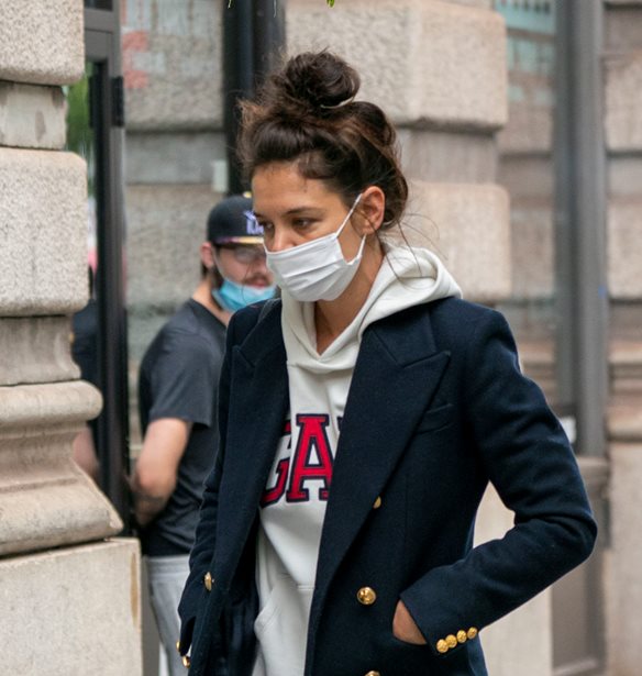 Η Katie Holmes σού δείχνει πώς να φορέσεις το αγαπημένο σου hoodie με stylish τρόπο