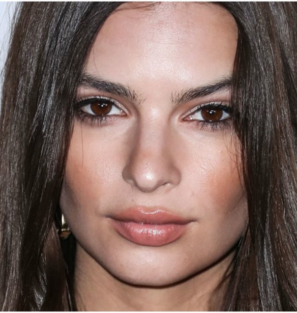 H Emily Ratajkowski &#x3C0;&#x3B1;&#x3BD;&#x3C4;&#x3C1;&#x3B5;&#x3CD;&#x3C4;&#x3B7;&#x3BA;&#x3B5; &#x3BC;&#x3B5; &#x3BA;&#x3BF;&#x3C3;&#x3C4;&#x3BF;&#x3CD;&#x3BC;&#x3B9; ZARA