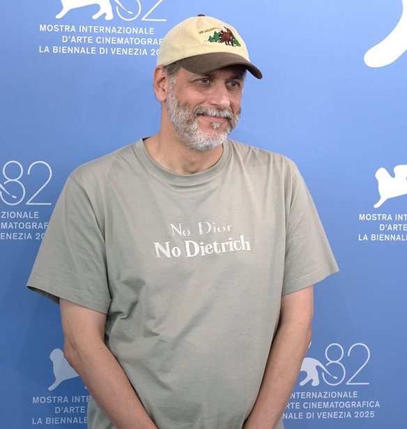 No Dior, No Dietrich | &#x397; fashion &#x3B9;&#x3C3;&#x3C4;&#x3BF;&#x3C1;&#x3AF;&#x3B1; &#x3C0;&#x3AF;&#x3C3;&#x3C9; &#x3B1;&#x3C0;&#x3CC; &#x3C4;&#x3BF; &#x3C0;&#x3BF;&#x3BB;&#x3C5;&#x3C3;&#x3C5;&#x3B6;&#x3B7;&#x3C4;&#x3B7;&#x3BC;&#x3AD;&#x3BD;&#x3BF; graphic T-shirt &#x3C4;&#x3BF;&#x3C5; Luca Guadagnino