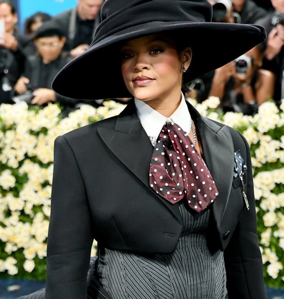 Met Gala 2025 | &#x38C;&#x3BB;&#x3B5;&#x3C2; &#x3BF;&#x3B9; &#x3B5;&#x3BC;&#x3C6;&#x3B1;&#x3BD;&#x3AF;&#x3C3;&#x3B5;&#x3B9;&#x3C2; &#x3C4;&#x3C9;&#x3BD; celebrities &#x3C3;&#x3C4;&#x3BF; &#x3BA;&#x3CC;&#x3BA;&#x3BA;&#x3B9;&#x3BD;&#x3BF; &#x3C7;&#x3B1;&#x3BB;&#x3AF;