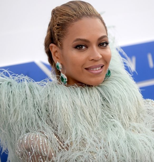 Beyonc&#xE9;: &#x393;&#x3B9;&#x3B1;&#x3C4;&#x3AF; &#x3B8;&#x3C5;&#x3BC;&#x3CE;&#x3BD;&#x3B5;&#x3B9; &#x3BC;&#x3B5; &#x3C4;&#x3B9;&#x3C2; &#x3B1;&#x3BD;&#x3B1;&#x3C1;&#x3C4;&#x3AE;&#x3C3;&#x3B5;&#x3B9;&#x3C2; &#x3C4;&#x3B7;&#x3C2; &#x3BC;&#x3B7;&#x3C4;&#x3AD;&#x3C1;&#x3B1;&#x3C2; &#x3C4;&#x3B7;&#x3C2; &#x3C3;&#x3C4;&#x3B1; social media;