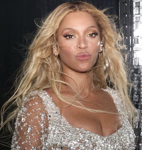 &#x397; Beyonce &#x3C3;&#x3C4;&#x3B7;&#x3C1;&#x3AF;&#x3B6;&#x3B5;&#x3B9; &#x3C4;&#x3B7;&#x3BD; Kamala Harris: &quot;&#x395;&#x3AF;&#x3BC;&#x3B1;&#x3B9; &#x3B5;&#x3B4;&#x3CE; &#x3C9;&#x3C2; &#x3BC;&#x3B7;&#x3C4;&#x3AD;&#x3C1;&#x3B1;&quot; &#x3B5;&#x3AF;&#x3C0;&#x3B5; &#x3C3;&#x3C4;&#x3B7;&#x3BD; &#x3C0;&#x3BF;&#x3BB;&#x3B9;&#x3C4;&#x3B9;&#x3BA;&#x3AE; &#x3C3;&#x3C5;&#x3B3;&#x3BA;&#x3AD;&#x3BD;&#x3C4;&#x3C1;&#x3C9;&#x3C3;&#x3B7; &#x3C3;&#x3C4;&#x3BF; &#x3A4;&#x3AD;&#x3BE;&#x3B1;&#x3C2;