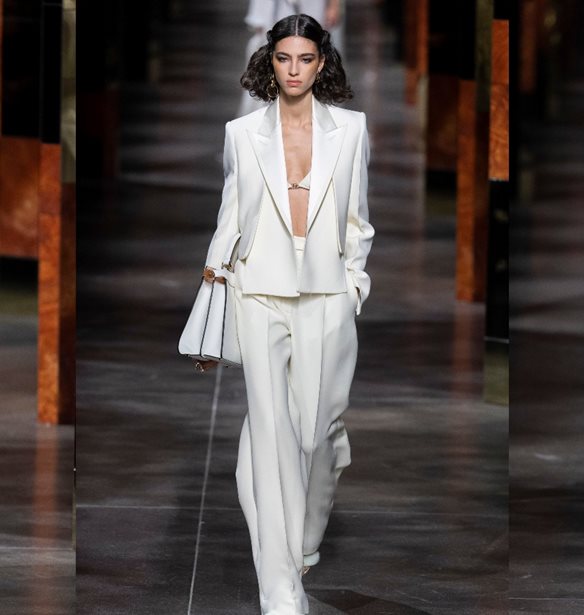 8 &#x2B; 1 &#x3BB;&#x3B5;&#x3C5;&#x3BA;&#x3AC; fashion items &#x3C0;&#x3BF;&#x3C5; &#x3C0;&#x3C1;&#x3AD;&#x3C0;&#x3B5;&#x3B9; &#x3BD;&#x3B1; &#x3AD;&#x3C7;&#x3B5;&#x3B9; &#x3BA;&#x3AC;&#x3B8;&#x3B5; &#x3B3;&#x3C5;&#x3BD;&#x3B1;&#x3AF;&#x3BA;&#x3B1; &#x3C3;&#x3C4;&#x3B7;&#x3BD; &#x3B3;&#x3BA;&#x3B1;&#x3C1;&#x3BD;&#x3C4;&#x3B1;&#x3C1;&#x3CC;&#x3BC;&#x3C0;&#x3B1; &#x3C4;&#x3B7;&#x3C2;
