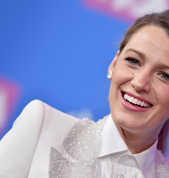 Blake Lively | &#x388;&#x3B2;&#x3B1;&#x3C8;&#x3B5; &#x3C4;&#x3B1; 1000 &#x3B4;&#x3BF;&#x3BB;&#x3B1;&#x3C1;&#x3AF;&#x3C9;&#x3BD; Manolo Blahnik &#x3C4;&#x3B7;&#x3C2; &#x3BC;&#x3B5; &#x3B2;&#x3B5;&#x3C1;&#x3BD;&#x3AF;&#x3BA;&#x3B9; &#x3BD;&#x3C5;&#x3C7;&#x3B9;&#x3CE;&#x3BD;