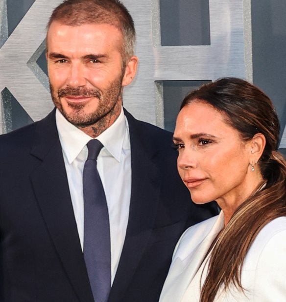 Victoria &amp; David Beckham | &#x3A6;&#x3CC;&#x3C1;&#x3B5;&#x3C3;&#x3B1;&#x3BD; &#x3C4;&#x3BF; iconic &#x3C3;&#x3CD;&#x3BD;&#x3BF;&#x3BB;&#x3B1; &#x3C4;&#x3BF;&#x3C5; &#x3B3;&#x3AC;&#x3BC;&#x3BF;&#x3C5; &#x3C4;&#x3BF;&#x3C5;&#x3C2; 25 &#x3C7;&#x3C1;&#x3CC;&#x3BD;&#x3B9;&#x3B1; &#x3BC;&#x3B5;&#x3C4;&#x3AC;