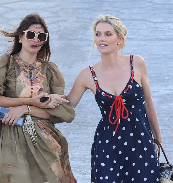 &#x397; Lady Kitty Spencer &#x3C3;&#x3C4;&#x3B7; &#x39C;&#x3CD;&#x3BA;&#x3BF;&#x3BD;&#x3BF; &#x3BC;&#x3B5; navy &#x3C0;&#x3BF;&#x3C5;&#x3AC; &#x3C6;&#x3CC;&#x3C1;&#x3B5;&#x3BC;&#x3B1; &#x3BA;&#x3B1;&#x3B9; &#x3C4;&#x3B7;&#x3BD; &#x3C0;&#x3B9;&#x3BF; &#x3BA;&#x3BF;&#x3BC;&#x3C8;&#x3AE; raffia bag &#x3C4;&#x3B7;&#x3C2; &#x3C3;&#x3B5;&#x3B6;&#x3CC;&#x3BD;
