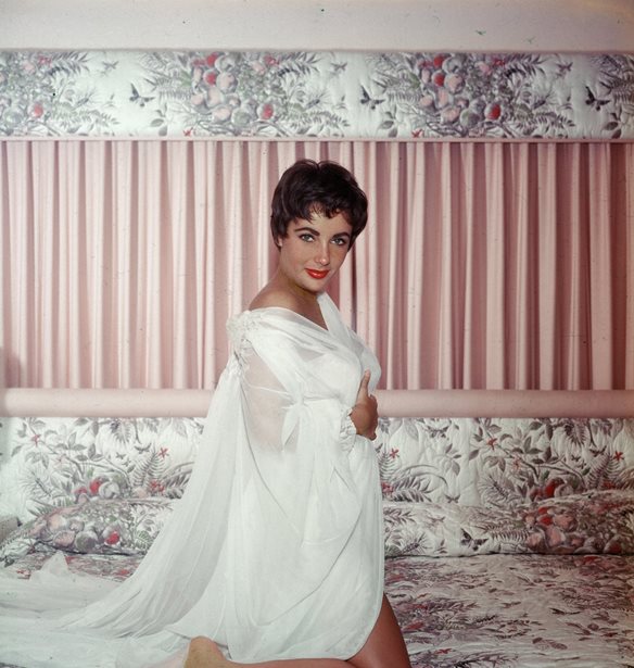 Γιατί δεν πρέπει να κοιμόμαστε χωρίς ρούχα στον καύσωνα;