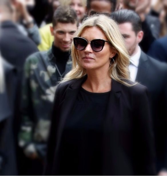 &#x397; Kate Moss &#x3B4;&#x3AF;&#x3BD;&#x3B5;&#x3B9; &#x3AD;&#x3BD;&#x3B1; &#x3BD;&#x3AD;&#x3BF;&#xA0;twist &#x3C3;&#x3C4;&#x3BF; total black look