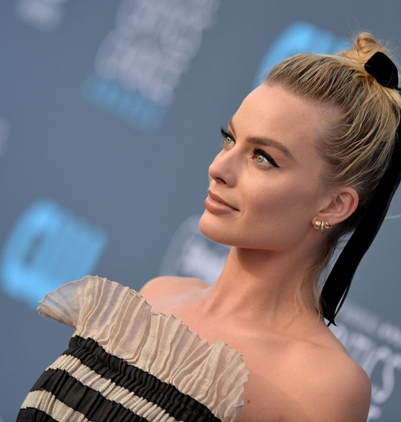 Margot Robbie: &#x391;&#x3BD;&#x3C4;&#x3AF;&#x3B3;&#x3C1;&#x3B1;&#x3C8;&#x3B5; &#x3C4;&#x3BF; &#x3C5;&#x3C0;&#x3AD;&#x3C1;&#x3BF;&#x3C7;&#x3BF; updo &#x3C4;&#x3B7;&#x3C2; &#x3C3;&#x3B5; 6 &#x3B2;&#x3AE;&#x3BC;&#x3B1;&#x3C4;&#x3B1;!