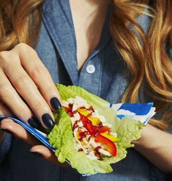 Σάντουιτς χωρίς ψωμί: Φτιάξε wraps με λάχανο, σάλτσα χοϊσίν με μάνγκο και κοτόπουλο