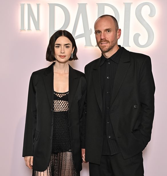 Lily Collins | &#x39F; &#x3C3;&#x3CD;&#x3B6;&#x3C5;&#x3B3;&#x3BF;&#x3C2; &#x3C4;&#x3B7;&#x3C2; Charlie McDowell &#x3B1;&#x3C0;&#x3B1;&#x3BD;&#x3C4;&#x3AC; &#x3C3;&#x3C4;&#x3B1; &#x3BA;&#x3B1;&#x3BA;&#x3CC;&#x3B2;&#x3BF;&#x3C5;&#x3BB;&#x3B1; &#x3C3;&#x3C7;&#x3CC;&#x3BB;&#x3B9;&#x3B1; &#x3B3;&#x3B9;&#x3B1; &#x3C4;&#x3B7;&#x3BD; &#x3C0;&#x3B1;&#x3C1;&#x3AD;&#x3BD;&#x3B8;&#x3B5;&#x3C4;&#x3B7; &#x3BC;&#x3B7;&#x3C4;&#x3C1;&#x3CC;&#x3C4;&#x3B7;&#x3C4;&#x3B1;