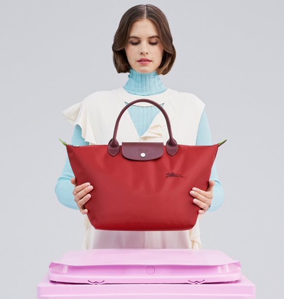 &#x397; Le Pliage&#xAE; &#x3C4;&#x3B7;&#x3C2; Longchamp &#x3B3;&#x3AF;&#x3BD;&#x3B5;&#x3C4;&#x3B1;&#x3B9; &#x3C0;&#x3B9;&#x3BF; &quot;&#x3C0;&#x3C1;&#x3AC;&#x3C3;&#x3B9;&#x3BD;&#x3B7;&quot; &#x3B1;&#x3C0;&#x3CC; &#x3C0;&#x3BF;&#x3C4;&#x3AD;