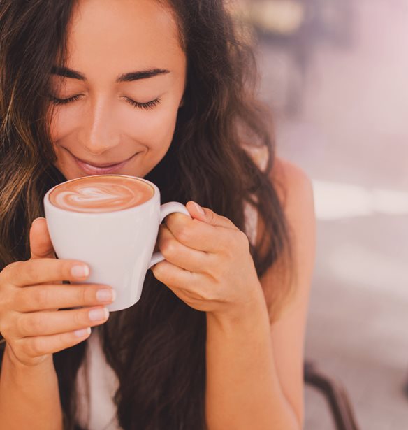 Τι μπορεί να συμβεί στο σώμα σου αν το πρώτο πράγμα που κάνεις το πρωί είναι να πίνεις καφέ