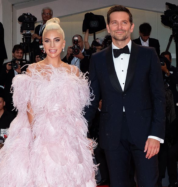 &#x39F; Bradley Cooper &#x3B1;&#x3C0;&#x3BF;&#x3BA;&#x3B1;&#x3BB;&#x3CD;&#x3C0;&#x3C4;&#x3B5;&#x3B9;: &#x389;&#x3C4;&#x3B1;&#x3BD; &#x3C4;&#x3B5;&#x3BB;&#x3B9;&#x3BA;&#x3AC; &#x3B6;&#x3B5;&#x3C5;&#x3B3;&#x3AC;&#x3C1;&#x3B9; &#x3BC;&#x3B5; &#x3C4;&#x3B7;&#x3BD; Lady Gaga;