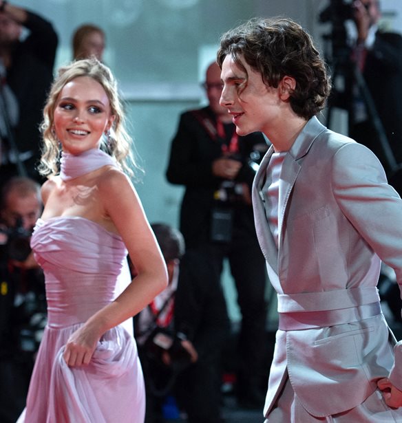 &#x39E;&#x3B5;&#x3C7;&#x3AC;&#x3C3;&#x3C4;&#x3B5; &#x3C4;&#x3BF;&#x3BD; Timoth&#xE9;e Chalamet - &#x397; Lily-Rose Depp &#x3AD;&#x3C7;&#x3B5;&#x3B9; &#x3BD;&#x3AD;&#x3BF; &#x3C3;&#x3CD;&#x3BD;&#x3C4;&#x3C1;&#x3BF;&#x3C6;&#x3BF;