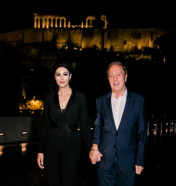 &#x397; Monica Bellucci &#x3C0;&#x3BF;&#x3B6;&#x3AC;&#x3C1;&#x3B5;&#x3B9; &#x3BC;&#x3B5; &#x3C6;&#x3CC;&#x3BD;&#x3C4;&#x3BF; &#x3C4;&#x3B7;&#x3BD; &#x391;&#x3BA;&#x3C1;&#x3CC;&#x3C0;&#x3BF;&#x3BB;&#x3B7; &#x3BA;&#x3B1;&#x3B9; &#x3B8;&#x3B1;&#x3C5;&#x3BC;&#x3AC;&#x3B6;&#x3B5;&#x3B9; &#x3C4;&#x3BF;&#x3BD; &#x3B5;&#x3BB;&#x3BB;&#x3B7;&#x3BD;&#x3B9;&#x3BA;&#x3CC; &#x3C0;&#x3BF;&#x3BB;&#x3B9;&#x3C4;&#x3B9;&#x3C3;&#x3BC;&#x3CC;