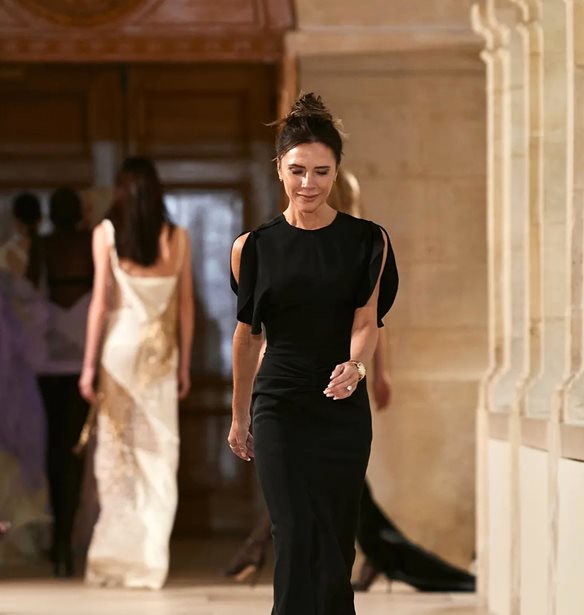 H Victoria Beckham &#x3B1;&#x3C0;&#x3BF;&#x3BA;&#x3B1;&#x3BB;&#x3CD;&#x3C0;&#x3C4;&#x3B5;&#x3B9; &#x3C4;&#x3BF;&#x3BD; &#x3BB;&#x3CC;&#x3B3;&#x3BF; &#x3C0;&#x3BF;&#x3C5; &#x3B4;&#x3B5;&#x3BD; &#x3BC;&#x3B1;&#x3B3;&#x3B5;&#x3B9;&#x3C1;&#x3B5;&#x3CD;&#x3B5;&#x3B9;