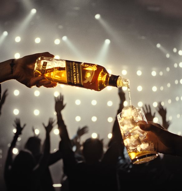 &#x3A4;&#x3B1; Johnnie Walker Highballs &#x3C3;&#x3C5;&#x3BD;&#x3BF;&#x3B4;&#x3B5;&#x3CD;&#x3BF;&#x3C5;&#x3BD; &#x3C4;&#x3B9;&#x3C2; &#x3BD;&#x3CD;&#x3C7;&#x3C4;&#x3B5;&#x3C2; &#x3BC;&#x3B1;&#x3C2;