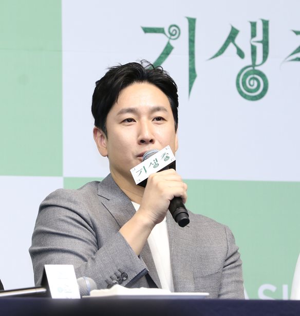 Lee Sun-kyun | &#x39D;&#x3B5;&#x3BA;&#x3C1;&#x3CC;&#x3C2; &#x3BF; &#x3C0;&#x3C1;&#x3C9;&#x3C4;&#x3B1;&#x3B3;&#x3C9;&#x3BD;&#x3B9;&#x3C3;&#x3C4;&#x3AE;&#x3C2; &#x3C4;&#x3B7;&#x3C2; &#x3C4;&#x3B1;&#x3B9;&#x3BD;&#x3AF;&#x3B1;&#x3C2; &quot;&#x3A0;&#x3B1;&#x3C1;&#x3AC;&#x3C3;&#x3B9;&#x3C4;&#x3B1;&quot; - &#x3A4;&#x3BF; &#x3C0;&#x3C1;&#x3CE;&#x3C4;&#x3BF; &#x3C0;&#x3CC;&#x3C1;&#x3B9;&#x3C3;&#x3BC;&#x3B1; &#x3B4;&#x3B5;&#x3AF;&#x3C7;&#x3BD;&#x3B5;&#x3B9; &#x3B1;&#x3C5;&#x3C4;&#x3BF;&#x3BA;&#x3C4;&#x3BF;&#x3BD;&#x3AF;&#x3B1;