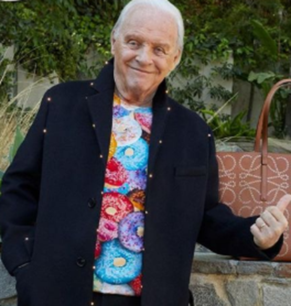 &#x39F; sir Anthony Hopkins &#x3AD;&#x3B3;&#x3B9;&#x3BD;&#x3B5; &#x3BC;&#x3BF;&#x3BD;&#x3C4;&#x3AD;&#x3BB;&#x3BF; &#x3C3;&#x3C4;&#x3B1; 84 &#x3C4;&#x3BF;&#x3C5;