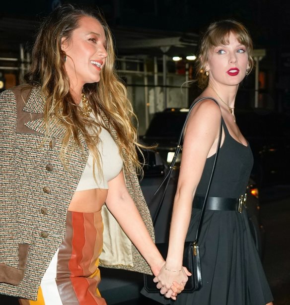 Taylor Swift | &#x3A0;&#x3BF;&#x3B9;&#x3B1; &#x3B5;&#x3AF;&#x3BD;&#x3B1;&#x3B9; &#x3B7; &#x3BD;&#x3AD;&#x3B1; &#x3C4;&#x3B7;&#x3C2; &quot;&#x3BA;&#x3BF;&#x3BB;&#x3BB;&#x3B7;&#x3C4;&#x3AE;&quot; &#x3BC;&#x3B5;&#x3C4;&#x3AC; &#x3C4;&#x3B7;&#x3BD; &#x3B1;&#x3C0;&#x3BF;&#x3BC;&#x3AC;&#x3BA;&#x3C1;&#x3C5;&#x3BD;&#x3C3;&#x3AE; &#x3C4;&#x3B7;&#x3C2; &#x3B1;&#x3C0;&#x3CC; &#x3C4;&#x3B7; Blake Lively