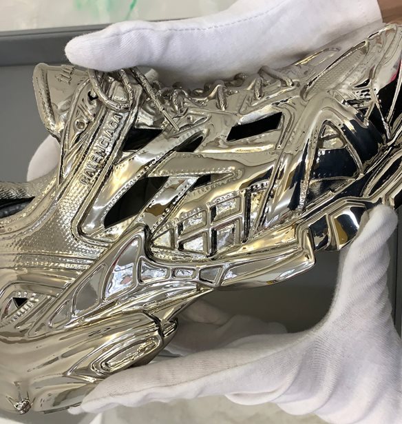 &#x39F; &#x3BF;&#x3AF;&#x3BA;&#x3BF;&#x3C2; Balenciaga &#x3BB;&#x3AC;&#x3BD;&#x3C3;&#x3B1;&#x3C1;&#x3B5; &#x3C3;&#x3B5;&#x3B9;&#x3C1;&#x3AC; &#x3BC;&#x3B5; &#x3B4;&#x3B9;&#x3B1;&#x3BA;&#x3BF;&#x3C3;&#x3BC;&#x3B7;&#x3C4;&#x3B9;&#x3BA;&#x3AC; &#x3B5;&#x3AF;&#x3B4;&#x3B7;