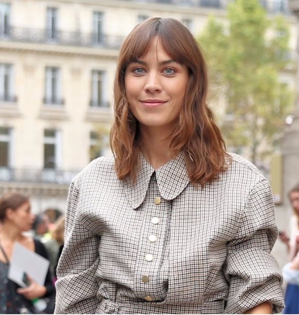 &#x397; Alexa Chung &#x3BA;&#x3B1;&#x3C4;&#x3AC;&#x3C6;&#x3B5;&#x3C1;&#x3B5; &#x3BD;&#x3B1; &#x3C3;&#x3C5;&#x3BD;&#x3B4;&#x3C5;&#x3AC;&#x3C3;&#x3B5;&#x3B9; &#x3BC;&#x3B9;&#x3B1; &#x3C0;&#x3BB;&#x3B5;&#x3BA;&#x3C4;&#x3AE; &#x3B6;&#x3B1;&#x3BA;&#x3AD;&#x3C4;&#x3B1; &#x3C3;&#x3B5; &#x3B2;&#x3C1;&#x3B1;&#x3B4;&#x3B9;&#x3BD;&#x3CC; outfit