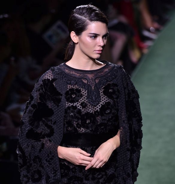Kendall Jenner: &#x393;&#x3B9;&#x3B1;&#x3C4;&#x3AF; &#x3B1;&#x3C0;&#x3BF;&#x3C5;&#x3C3;&#x3AF;&#x3B1;&#x3B6;&#x3B5; &#x3B1;&#x3C0;&#x3CC; &#x3CC;&#x3BB;&#x3B1; &#x3C4;&#x3B1; shows &#x3C3;&#x3C4;&#x3B9;&#x3C2; &#x395;&#x3B2;&#x3B4;&#x3BF;&#x3BC;&#x3AC;&#x3B4;&#x3B5;&#x3C2; &#x39C;&#x3CC;&#x3B4;&#x3B1;&#x3C2;;