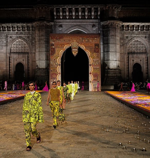 Dior Fall 2023 | H &#x3C3;&#x3C5;&#x3BB;&#x3BB;&#x3BF;&#x3B3;&#x3AE; &#x3C0;&#x3BF;&#x3C5; &#x3C4;&#x3B9;&#x3BC;&#x3AC; &#x3C4;&#x3B9;&#x3C2; &#x3C0;&#x3B1;&#x3C1;&#x3B1;&#x3B4;&#x3CC;&#x3C3;&#x3B5;&#x3B9;&#x3C2; &#x3C4;&#x3B7;&#x3C2; &#x399;&#x3BD;&#x3B4;&#x3AF;&#x3B1;&#x3C2;