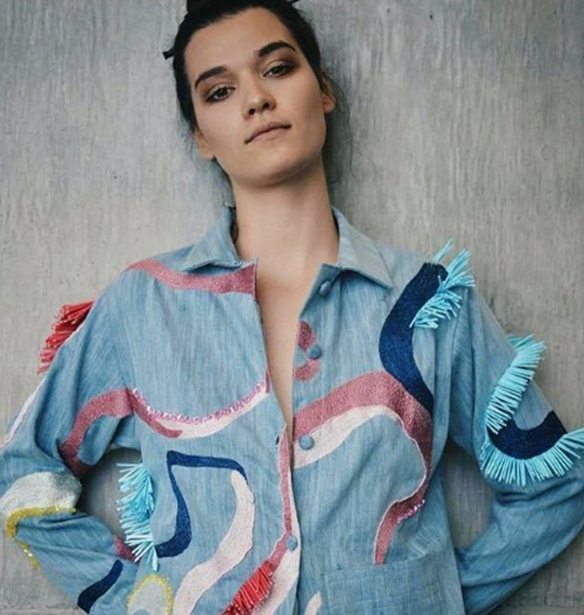 &#x39C;&#x3B1;&#x3C1;&#x3B9;&#x3AC;&#x3BD;&#x3BD;&#x3B1; &#x39A;&#x3BF;&#x3C5;&#x3BB;&#x3B9;&#x3B1;&#x3BD;&#x3BF;&#x3CD;: &#x397; &#x3BD;&#x3AD;&#x3B1; &#x3C4;&#x3B1;&#x3BB;&#x3B1;&#x3BD;&#x3C4;&#x3BF;&#x3CD;&#x3C7;&#x3B1; &#x3C3;&#x3C7;&#x3B5;&#x3B4;&#x3B9;&#x3AC;&#x3C3;&#x3C4;&#x3C1;&#x3B9;&#x3B1; &#x3BC;&#x3B5;&#x3C4;&#x3B1; &#x3B9;&#x3B4;&#x3B9;&#x3B1;&#x3AF;&#x3C4;&#x3B5;&#x3C1;&#x3B1; &#x3C7;&#x3C1;&#x3CE;&#x3BC;&#x3B1;&#x3C4;&#x3B1;, &#x3BC;&#x3BF;&#x3C4;&#x3AF;&#x3B2;&#x3B1; &#x3BA;&#x3B1;&#x3B9; &#x3C5;&#x3C6;&#x3AC;&#x3C3;&#x3BC;&#x3B1;&#x3C4;&#x3B1;