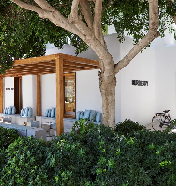 Ο οίκος Buberry επαναλειτουργεί το pop-up κατάστημα στο Nammos Village