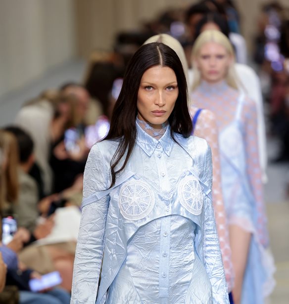 &#x3A0;&#x3CE;&#x3C2; &#x3B7; Bella Hadid &#x3BC;&#x3B5;&#x3C4;&#x3AD;&#x3C4;&#x3C1;&#x3B5;&#x3C8;&#x3B5; &#x3C4;&#x3BF; &#x3B1;&#x3B3;&#x3B1;&#x3C0;&#x3B7;&#x3BC;&#x3AD;&#x3BD;&#x3BF; &#x3BC;&#x3B1;&#x3C2; &#x3C0;&#x3B1;&#x3B9;&#x3B4;&#x3B9;&#x3BA;&#x3CC; &#x3C7;&#x3C4;&#x3AD;&#x3BD;&#x3B9;&#x3C3;&#x3BC;&#x3B1; &#x3C3;&#x3C4;&#x3BF; &#x3C0;&#x3B9;&#x3BF; hot hair-look &#x3C4;&#x3BF;&#x3C5; &#x3BA;&#x3B1;&#x3BB;&#x3BF;&#x3BA;&#x3B1;&#x3B9;&#x3C1;&#x3B9;&#x3BF;&#x3CD;