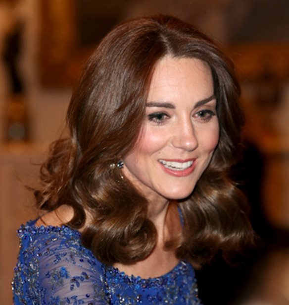 Kate Middleton | 8 &#x3C6;&#x3BF;&#x3C1;&#x3AD;&#x3C2; &#x3C0;&#x3BF;&#x3C5; &#x3C6;&#x3CC;&#x3C1;&#x3B5;&#x3C3;&#x3B5; Jenny Packham &#x3B4;&#x3B7;&#x3BC;&#x3B9;&#x3BF;&#x3C5;&#x3C1;&#x3B3;&#x3AF;&#x3B5;&#x3C2; &#x3BA;&#x3B1;&#x3B9; &#x3BC;&#x3B1;&#x3C2; &#x3AC;&#x3C6;&#x3B7;&#x3C3;&#x3B5; &#x3BC;&#x3B5; &#x3C4;&#x3BF; &#x3C3;&#x3C4;&#x3CC;&#x3BC;&#x3B1; &#x3B1;&#x3BD;&#x3BF;&#x3B9;&#x3C7;&#x3C4;&#x3CC;