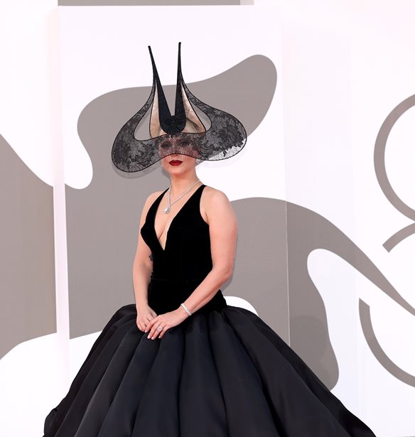 Lady Gaga | &#x395;&#x3BA;&#x3B8;&#x3B1;&#x3BC;&#x3B2;&#x3C9;&#x3C4;&#x3B9;&#x3BA;&#x3AE; &#x3C3;&#x3C4;&#x3BF; &#x3BA;&#x3CC;&#x3BA;&#x3BA;&#x3B9;&#x3BD;&#x3BF; &#x3C7;&#x3B1;&#x3BB;&#x3AF; &#x3C4;&#x3BF;&#x3C5; &#x3A6;&#x3B5;&#x3C3;&#x3C4;&#x3B9;&#x3B2;&#x3AC;&#x3BB; &#x39A;&#x3B9;&#x3BD;&#x3B7;&#x3BC;&#x3B1;&#x3C4;&#x3BF;&#x3B3;&#x3C1;&#x3AC;&#x3C6;&#x3BF;&#x3C5; &#x3C4;&#x3B7;&#x3C2; &#x392;&#x3B5;&#x3BD;&#x3B5;&#x3C4;&#x3AF;&#x3B1;&#x3C2; &#x3BC;&#x3B5; custom Dior
