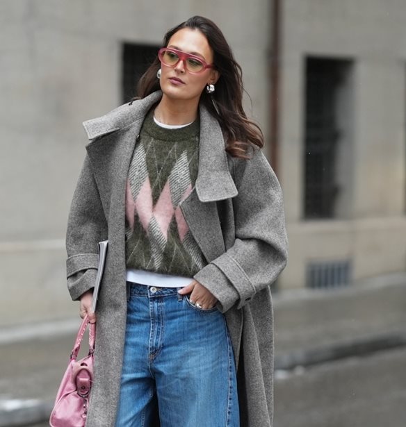 Λευκό t-shirt κάτω από το πουλόβερ | Ένα στιλιστικό trick που ξεκινά τον 17ο αιώνα