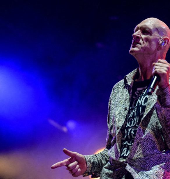 Bones Hillman | &#x3A0;&#x3AD;&#x3B8;&#x3B1;&#x3BD;&#x3B5; &#x3BF; &#x3BC;&#x3C0;&#x3B1;&#x3C3;&#x3AF;&#x3C3;&#x3C4;&#x3B1;&#x3C2; &#x3BA;&#x3B1;&#x3B9; &#x3C4;&#x3C1;&#x3B1;&#x3B3;&#x3BF;&#x3C5;&#x3B4;&#x3B9;&#x3C3;&#x3C4;&#x3AE;&#x3C2; &#x3C4;&#x3C9;&#x3BD; Midnight Oil