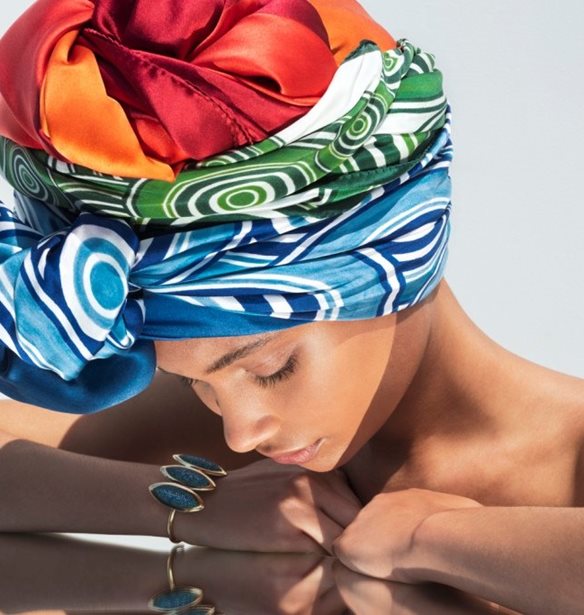 Πώς να φορέσεις το μεταξωτό φουλάρι φέτος το καλοκαίρι