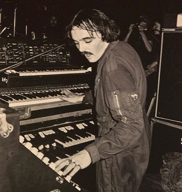 &#x388;&#x3C6;&#x3C5;&#x3B3;&#x3B5; &#x3B1;&#x3C0;&#x3CC; &#x3C4;&#x3B7; &#x3B6;&#x3C9;&#x3AE; &#x3BF; Dave Greenfield &#x3C4;&#x3C9;&#x3BD; Stranglers