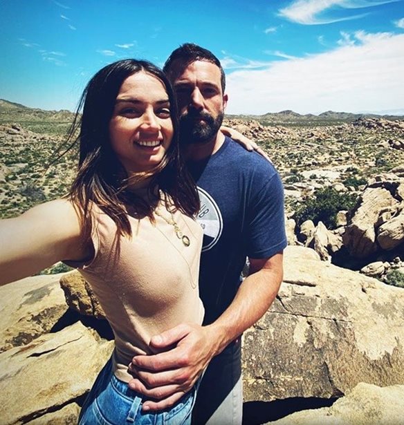 O Ben Affleck &#x3BA;&#x3B1;&#x3B9; &#x3B7; Ana de Armas &#x3C6;&#x3B9;&#x3BB;&#x3B9;&#x3BF;&#x3CD;&#x3BD;&#x3C4;&#x3B1;&#x3B9; on camera